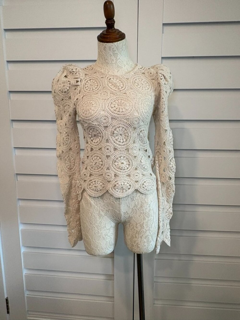 Zara Beige Crochet Lace Romantic Puff Sleeve Scalloped Hem Top Size S - Picture 4 of 12